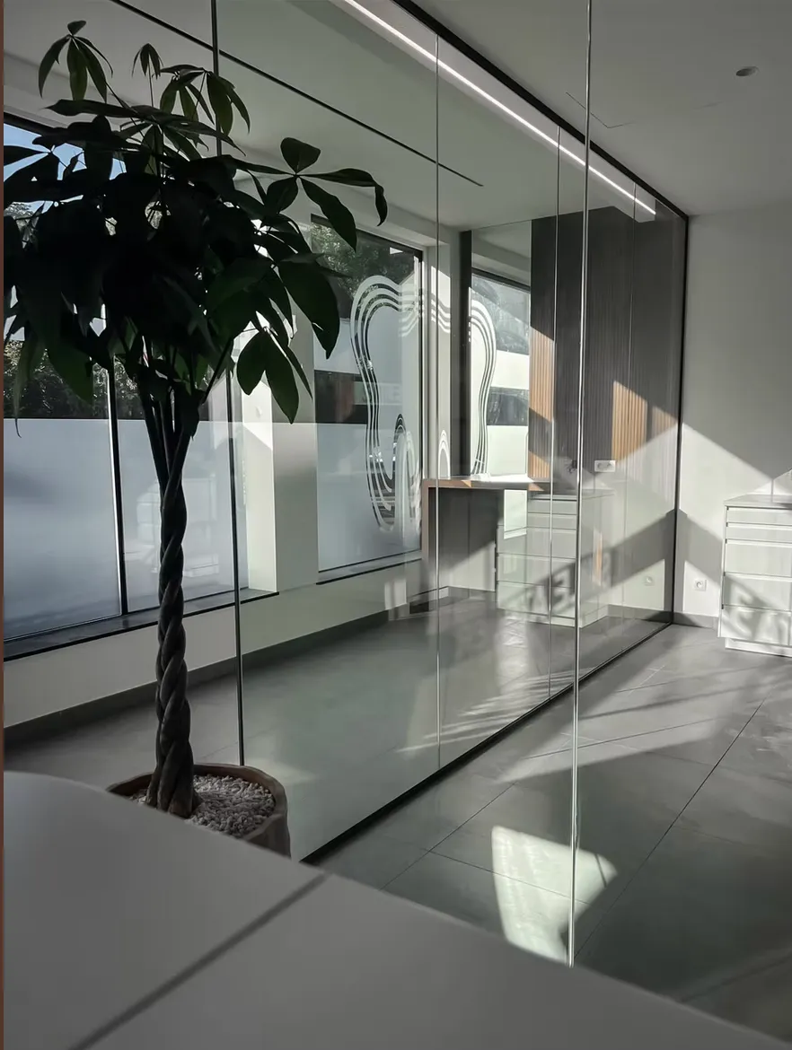 Espace vitré et lumineux de la clinique Smile Atelier