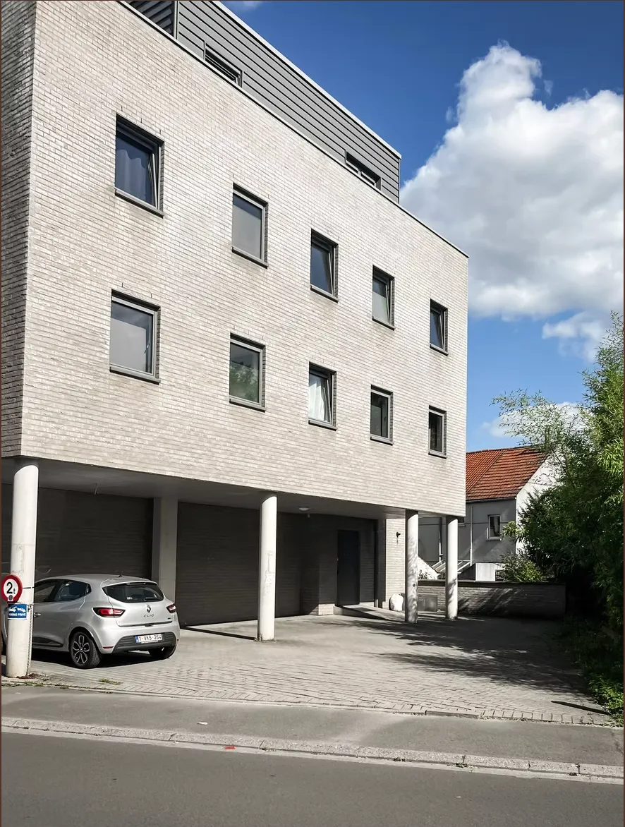Façade et accès au parking patients
